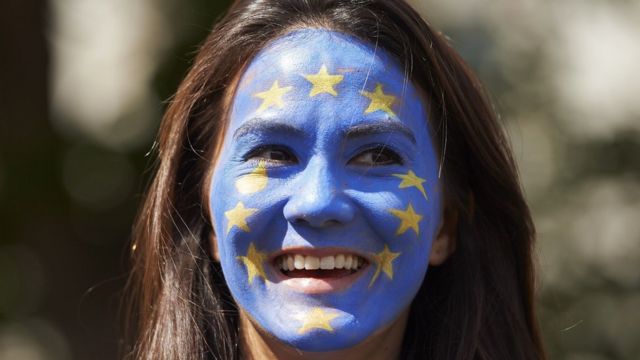Joven con el rostro pintado con los colores de la UE