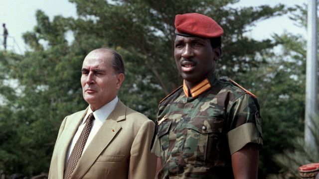 Le président Thomas Sankara a accueilli son homologue français, François Mitterrand, à l'aéroport de Ouagadougou, le 17 novembre 1986.