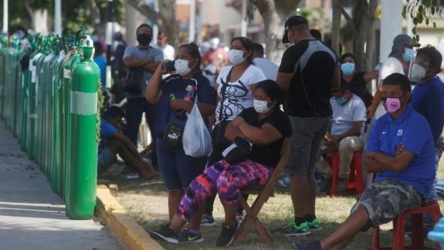 Peruanos aguardando reabastecimento de cilindros oxigênio em Lima