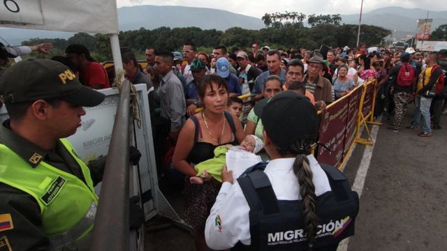 Kolombiya sınırına akın eden Venezuelalılar