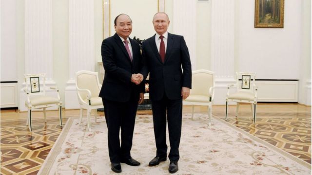 Tổng thống Nga Vladimir Putin bắt tay Chủ tịch nước Việt Nam Nguyễn Xuân Phúc trong cuộc gặp tại Moscow ngày 30 tháng 11 năm 2021