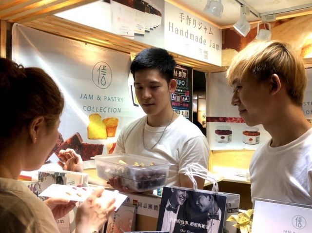 梁展輝與丁則言現在定居高雄,一起開甜點店已經約兩年多。