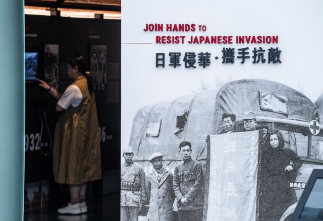 香港市民参观香港海防博物馆内的二战中国抗战战区（中新社图片25/10/2023）