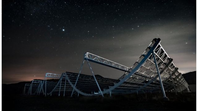 El telescopio Chime observa el cielo en la provincia canadiense de Columbia Británica.