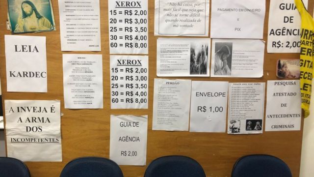 painel com cartazes sobre a impressão de currículos e xerox