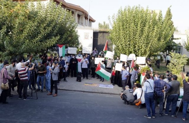 تجمع مقابل سفارت امارات در تهران ۱۵ اوت