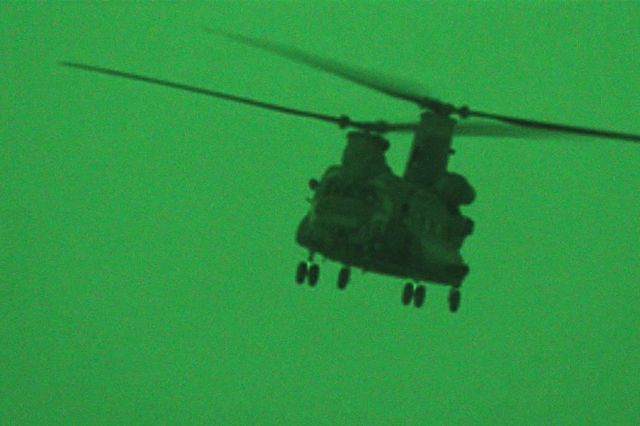 Un helicóptero británico en una operación nocturna en Afganistán