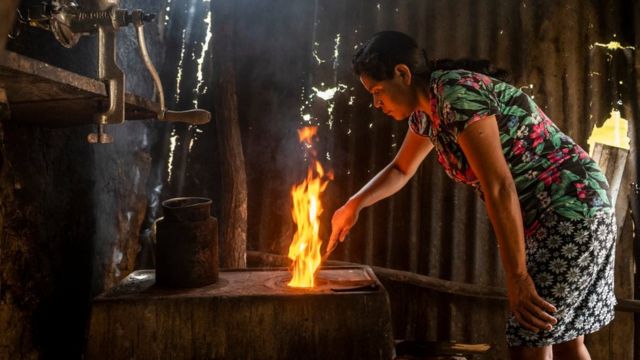 Mujer cocinando en Guatemala