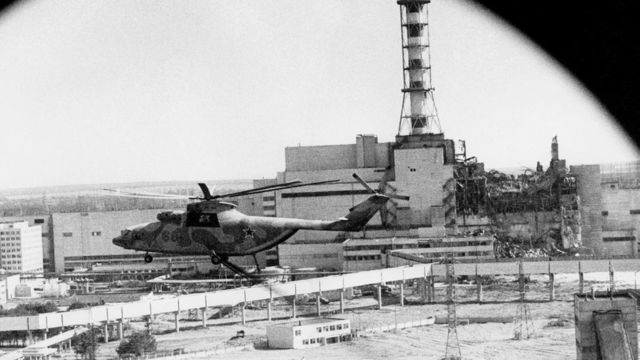 Imagen de un helicóptero frente a un reactor nuclear.