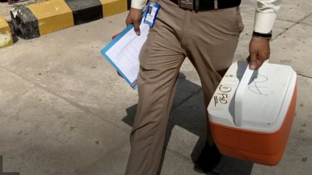 पाकिस्तान अभी तक वैक्सीन की ख़रीददारी का समझौता क्यों नहीं कर पाया?