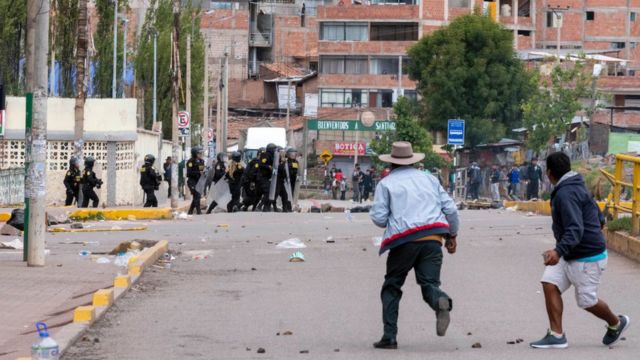 Кризис в Перу: протесты разрастаются, погибли уже 47 человек - BBC News Русская служба