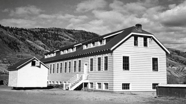 Novo prédio de salas de aula na escola residencial indígena Kamloops, em Kamloops, British Columbia, Canadá por volta de 1950
