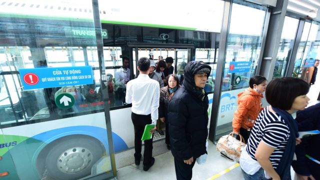 Điểm đầu là bến xe Yên Nghĩa và điểm cuối là bến xe Kim Mã với 21 nhà chờ.
