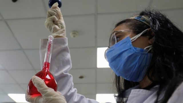 Trabajadora en un laboratorio en Egipto hace una prueba con remdesivir