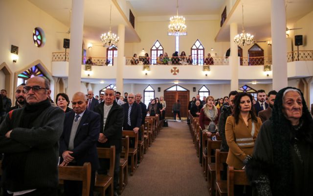 مسيحيون عراقيون في قداس عيد الميلاد بإحدى كنائس بغداد