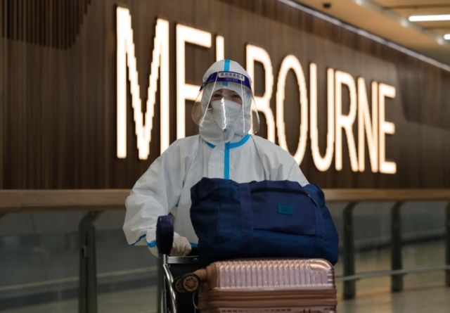 Uma passageira chega ao Aeroporto Internacional de Melbourne em Melbourne, Austrália, 15 de dezembro de 2021