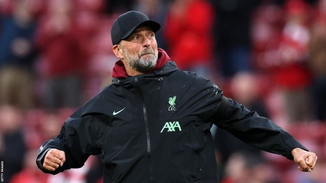 Jurgen Klopp celebrates with fans