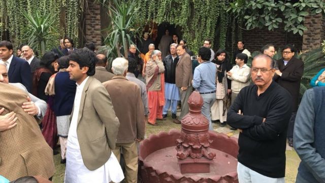 आसमा जहांगीर के निधन के बाद उनके घर के बाहर इकट्ठा लोग