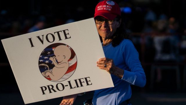 Una mujer con un cartel a favor de la penalización del aborto.