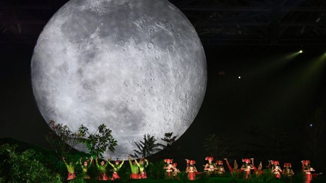 Một màn trình diễn của các diễn viên múa tại lễ khai mạc ASIAD 2018
