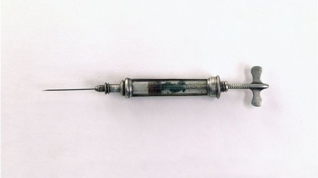 普拉瓦兹设计的注射器跟伍德设计的最大不同是用银制螺旋杆旋转推进药剂