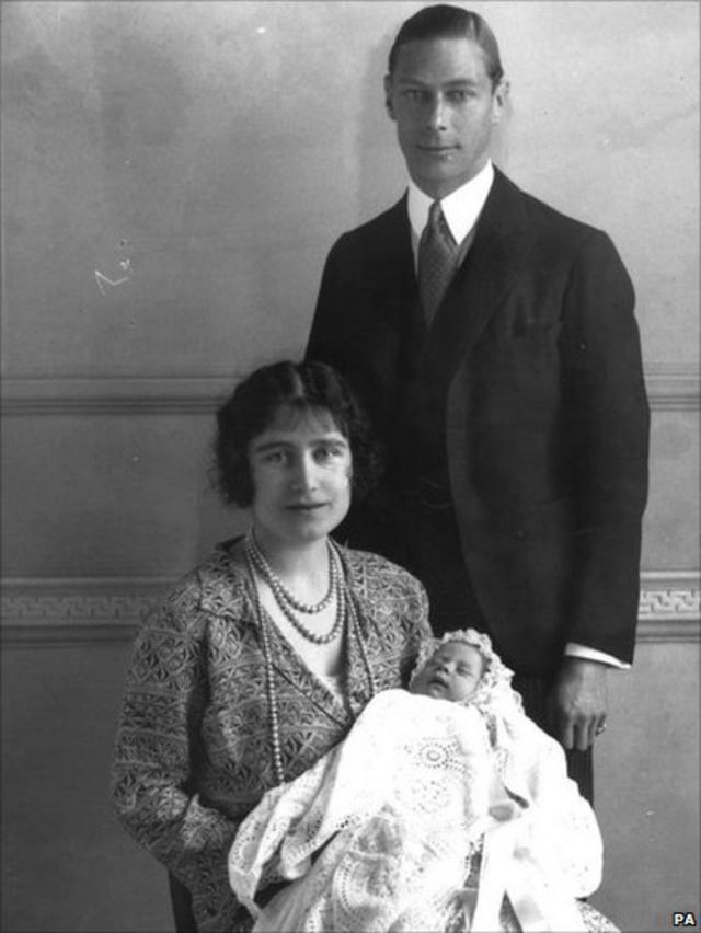 Принцесса Елизавета в младенчестве с родителями, 1926 год