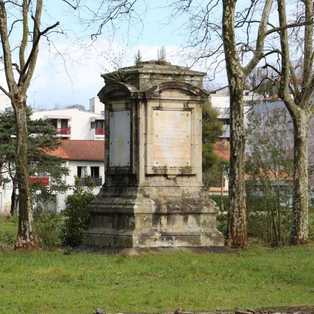 Monumento conmemorativo del lugar donde se negoció el Tratado de los Pirineos entre Francia y España en 1659