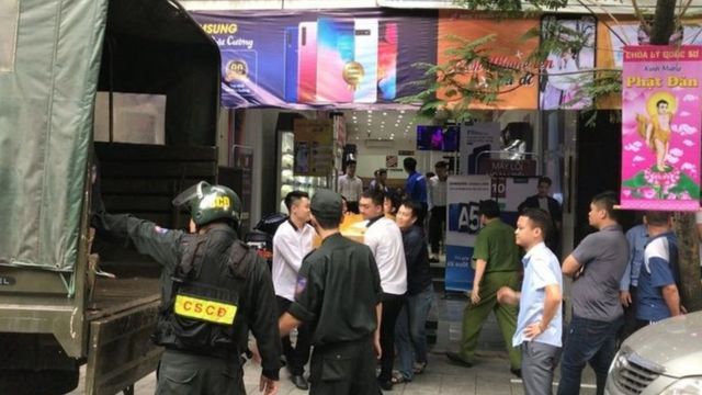 Cảnh sát tiến hành khám sát một trong các cửa hàng của Nhật Cường.