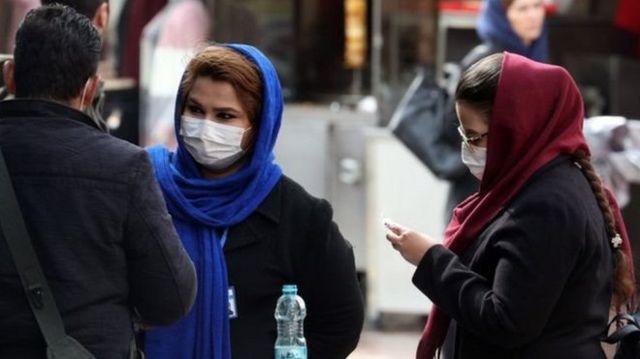 Tahran'da maske takmış İranlılar