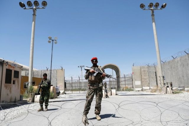 アフガニスタンのバグラム空軍基地、最後の外国部隊が撤収 - BBCニュース