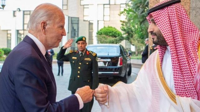 الرئيس الأمريكي جو بايدن (يسار) يصافح بقبضته ولي العهد السعودي الأمير محمد بن سلمان (يمين) في جدة، المملكة العربية السعودية، في 15 يوليو/تموز 2022