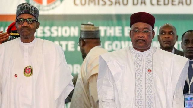 Shugaba Muhammadu Buhari da Muhamadou Issoufou na Nijar a taron ECOWAS na 56