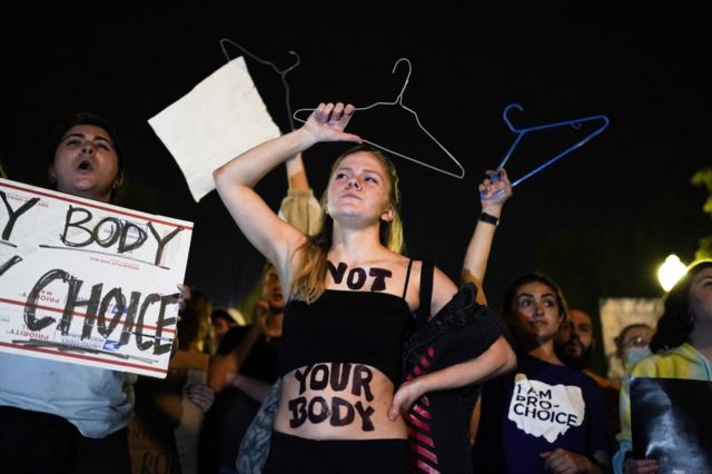 Imagen de una protesta frente a la corte suprema de estados unidos