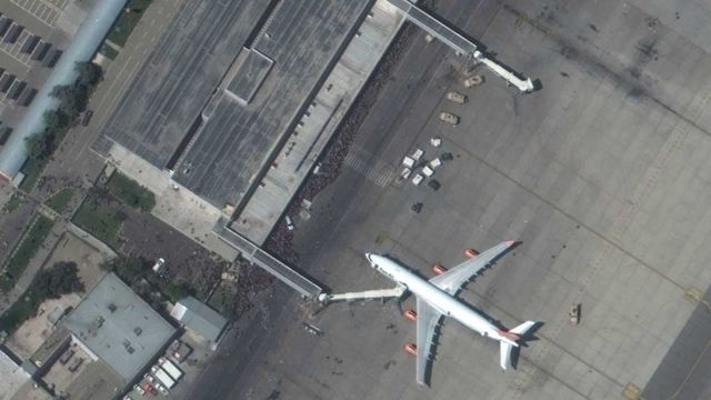 نیروهای آمریکایی در تلاش برای عقب نگه داشتن جمعیت در فرودگاه کابل - صبح دوشنبه ۲۵ مرداد/اسد