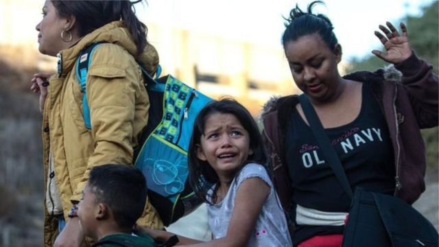 Menina chorando na fronteira dos EUA com o México
