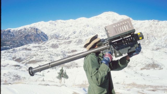 Guerrilero afgano con un lanzamisiles.