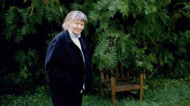 Айрис Мёрдок в 1992 году в саду собственного дома