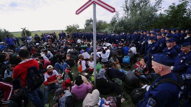 Inmigrantes en la frontera de Hungría con Serbia en 2015.