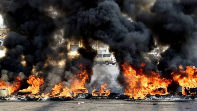 المتظاهرون يغلقون الشوارع الرئيسية بالإطارات المشتعلة في عدة مناطق من لبنان