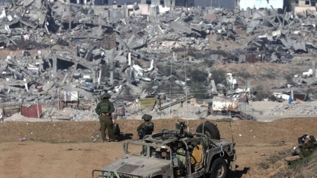 以色列军队士兵在以色列和加沙边境附近站岗
