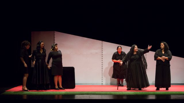 De izquierda a derecha, Mariam Santamaría, Magaly Lemus, Magdalena Henríquez, Rut Vega y Evelyn Chileno, de La Cachada Teatro, presentando "La casa de Bernarda Alba".
