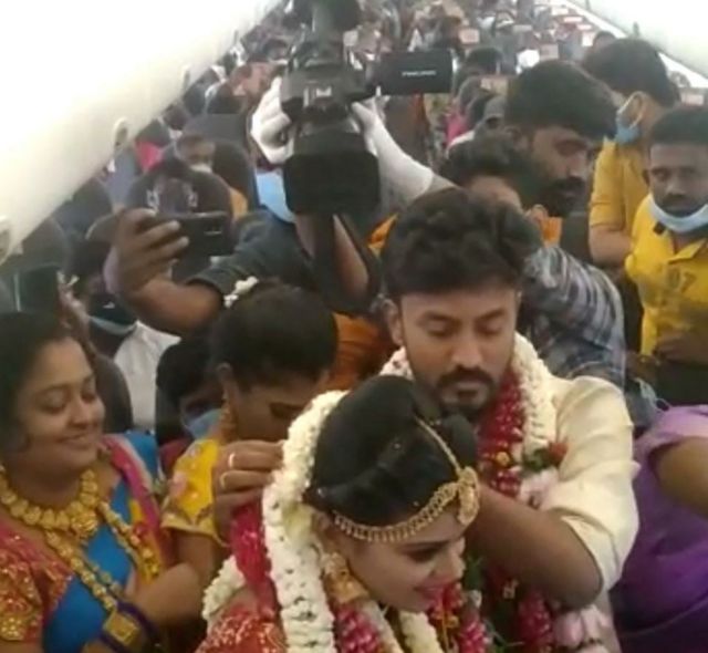 عروسان هنديان على متن طائرة