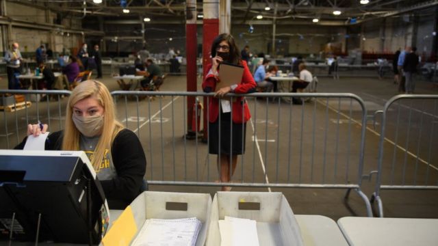 Observadora acompanha contagem de votos na Pensilvânia