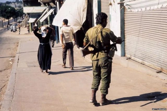 یک سرباز اسرائیلی در غزه، سال ۱۹۷۳ - بعضی ناظران می‌گویند اسرائیل تلاش می‌کرده که جنبش اسلامی در حال اوج گرفتن را مهار کند… اما آشفتگی و سردرگمی در انجام این کار، باعث شده بود که گروه‌های اسلام‌گرا از تمام مفرهای ممکن برای دور زدن اسرائيل و گسترش فعالیت‌های خود استفاده کنند