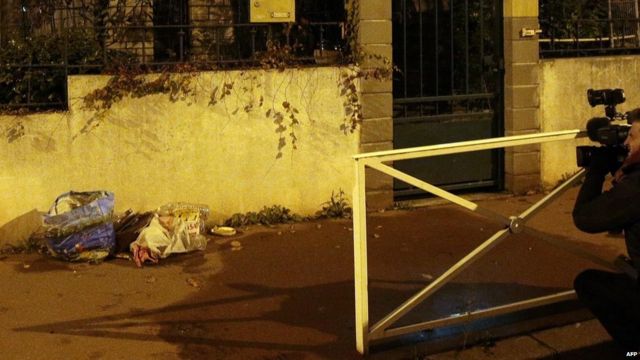 ごみの置かれたパリ・モンルージュの街角。爆弾ベルトとみられるものがここで発見された(23日)