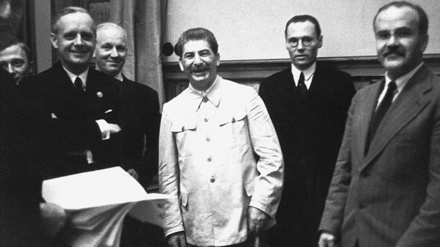 Joachim von Ribbentrop (izq.), Stalin y Viacheslav Molotov (der.)