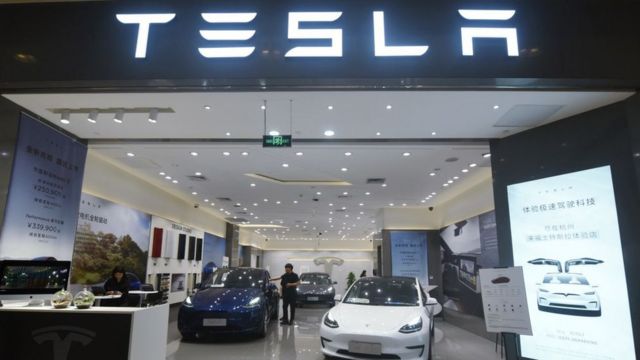 Un punto de venta de autos Tesla