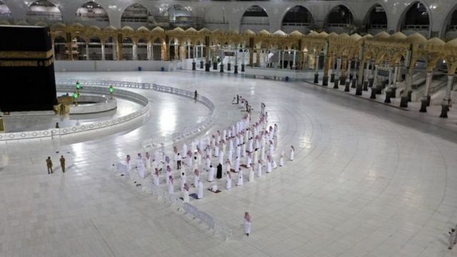 Waumini wakisali kwa kuzingatia amri ya kutokaribiana mjini Mecca mwezi Aprili