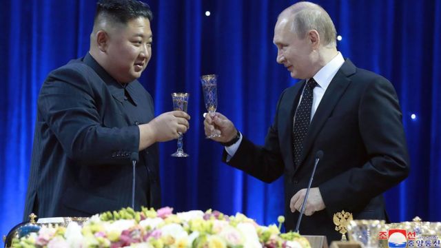 Kim Jong-Un e Putin brindam em evento