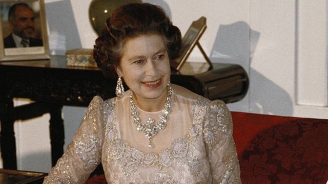 Power dressing: The Queen's unique style - BBC News